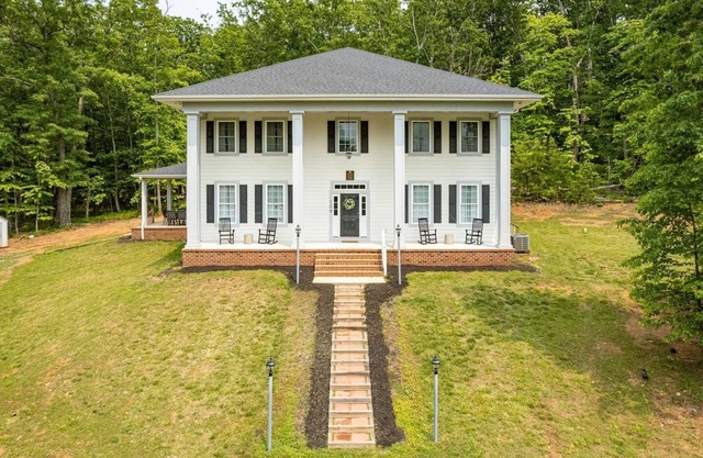 Large home with acres to explore! 10 min to LU