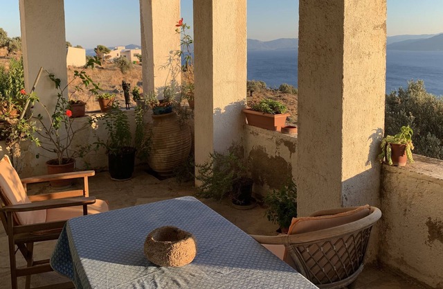 Large house, magnificent sea view and Peloponnes, 15min walk from a beautiful cove