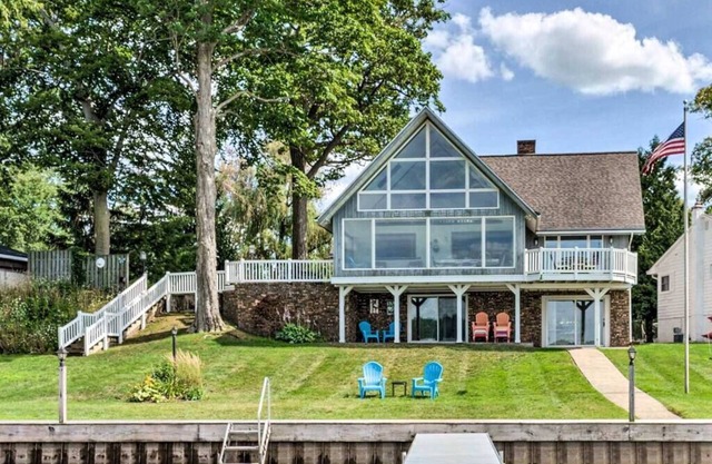 Large Lake House: Expansive View