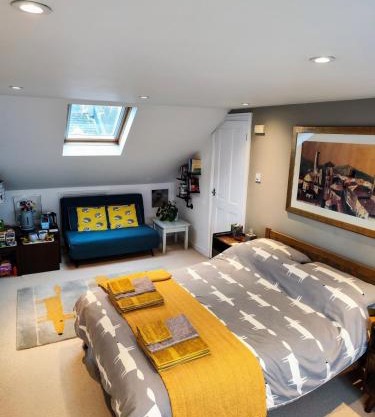 Large light loft room - en suite