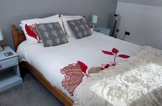 Large Loft flat 1m Chipping Norton. Great base for sightseeing/working locally