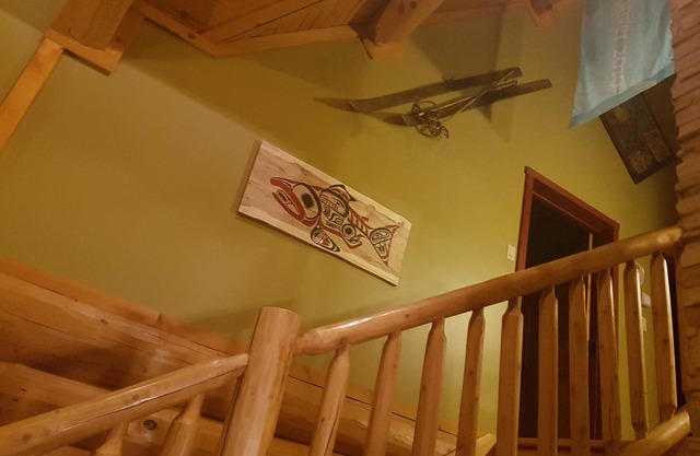 Large log home in private bay on Rideau Lakes near Kingston+1000 Islands