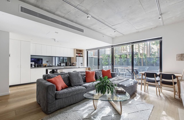 Large Luxurious Prahran Ground Apartment. Large Courtyard!