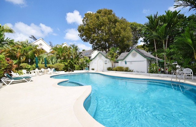 Large modern 3-bed townhouse w/shared pool