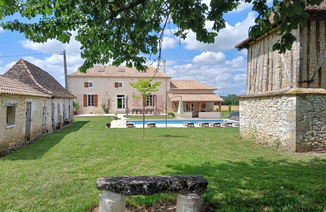Large renovated air-conditioned gîte in the countryside with heated swimming pool 6 bdrms 15p