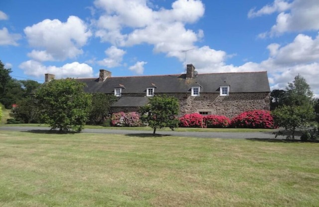 Large renovated farmhouse close to beaches