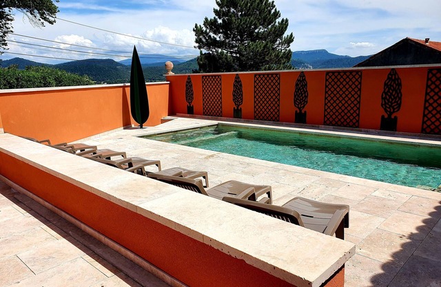 Large village house, heated pool, Ventoux view
