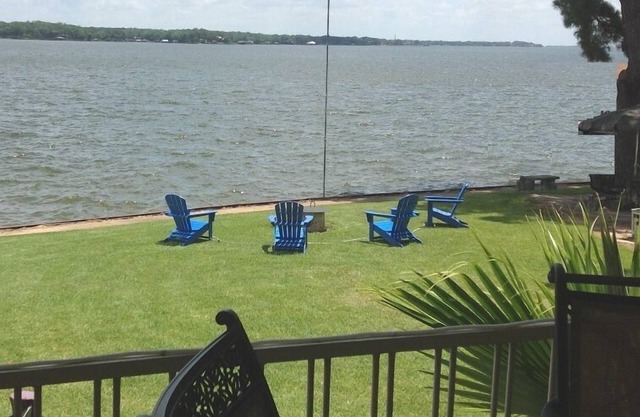 Large Waterfront - Enjoy great lake relaxation outside and fun gaming inside!