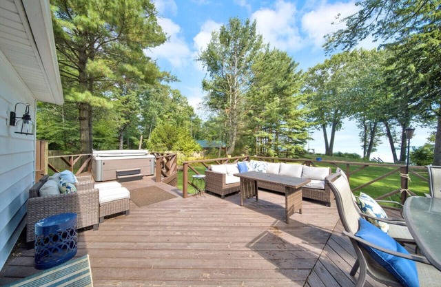 Larry's Lakefront Sleeps 14 with a Private Beach!