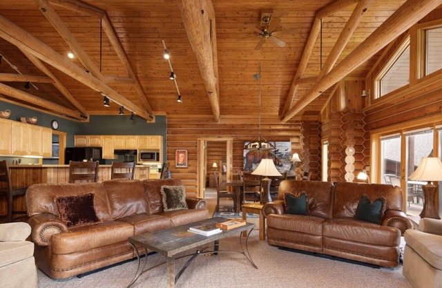 Last Minute Special! Cozy Log Cabin, Views, Hottub