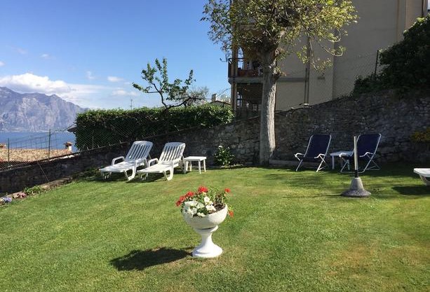 Laura Apartment With Balcony Garden And Lake View