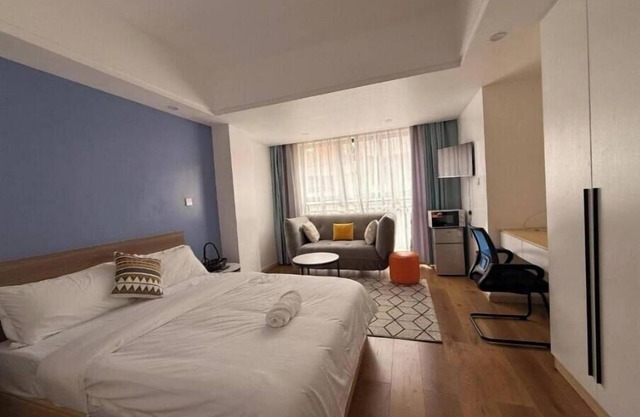 Laurell Hills suites #7