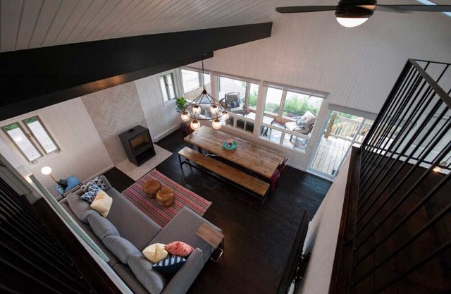 Laurentian Lakeside Cottage 55, 4-season, 5-bedroom, 3.5 bath cottage sleeps 10