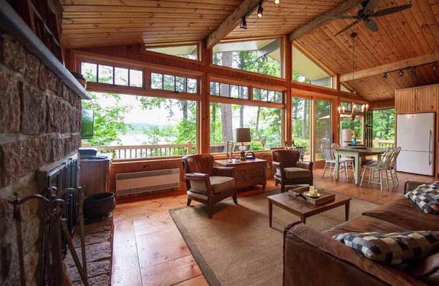 Laurentian Lakeside Cottage 53, 4-season, 3 bedroom 2 bath cottage sleeps 8
