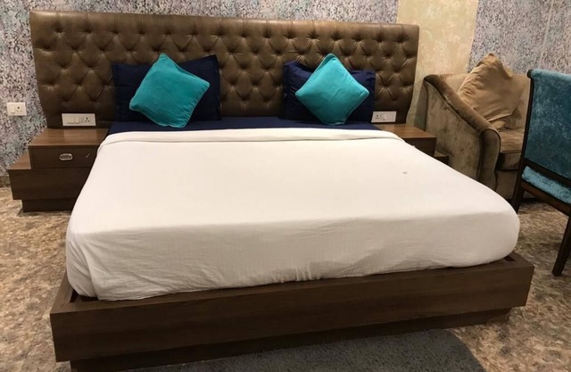 lavish 2bhk with rooftop near igi airport