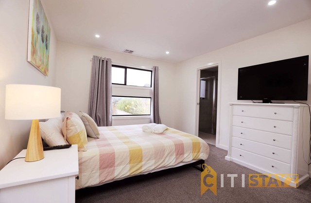 Lavish in Lyons - 3bd 2bth spacious & modern home