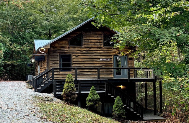 "Lazy Lodge" Suite - Rustic Retreat Cabin w/sauna & fire pit