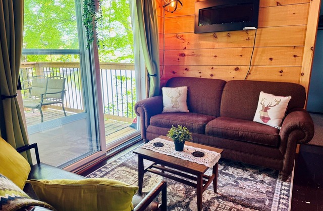 Lazy Maple Cabin on Charleston Lake