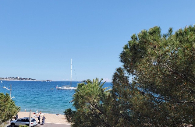 LE CAPITOLE Studio 27m2 air-conditioned sea view with balcony and secure private parking 30M walk from the beach and Port Fréjus
