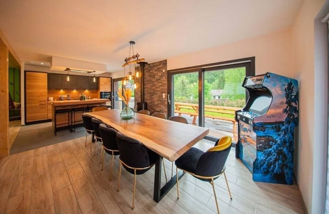 Le Chalet de Maéva Jacuzzi and terrace