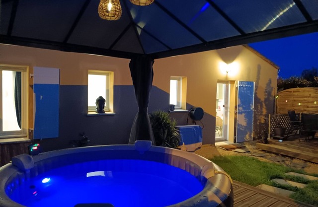 Le Petit Marais – Relaxation for Families with Jacuzzi, Garden, and Air Conditioning