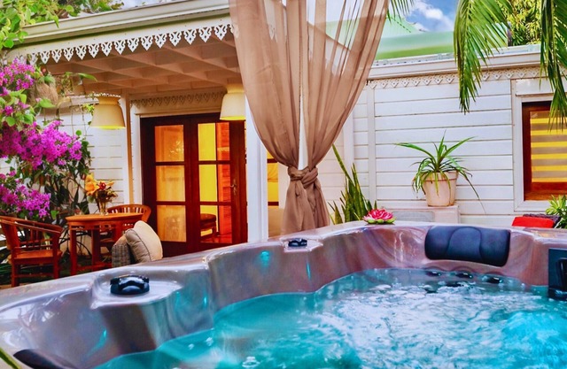Le Ravenale* Romantic bungalow with private Jacuzzi just a stone's throw from the sea