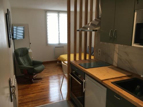 LE STUDIO, avec un extérieur, un local pour vos vélos, skis, bagages