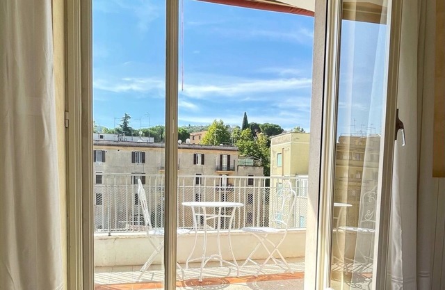 Le Ville, Elegant Suites with private balcony in Tivoli City Center