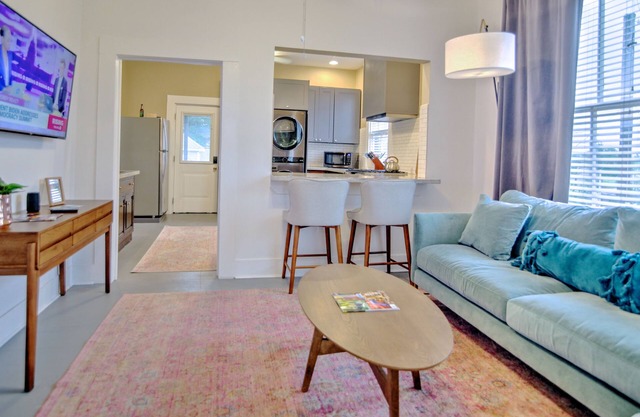 Leeland Sunrise Loft - Walk to GRB and Toyota Ctr