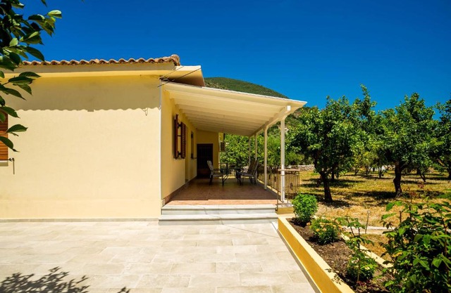 Lefkada Family friendly house with parking ,yard