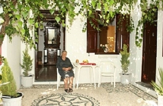 Leonida's studio apartment - on a hillside in a quiet location!