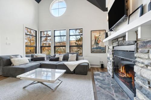 Les Eaux Luxe Mountain View Condo Private Sauna