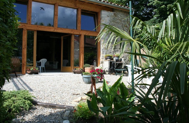 Les Gîtes Jumeaux with peaceful gardens & cosy barn in rural village