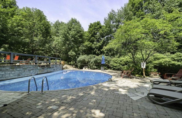 Les Manoirs 3Bdrs w/Pool & HotTub near Village