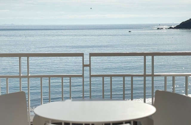 LES MELOINES - T3 · Luxurious 2 Bedroom Seaside Ap