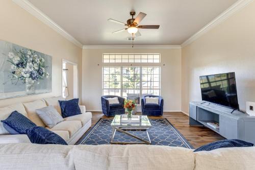 Less Than 1 Mi to Oak Tree National Cozy Getaway!