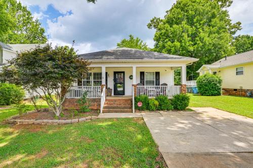 Less Than 1 Mi to River and Downtown Belmont Cozy Cottage