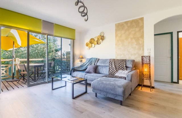 Less than 100 m from the beach, near La Rochelle, T3 second floor with terrace