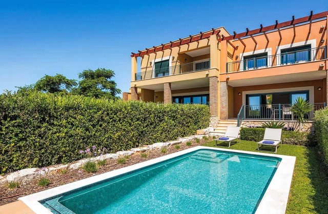 Less than 2km to beach, with countryside setting