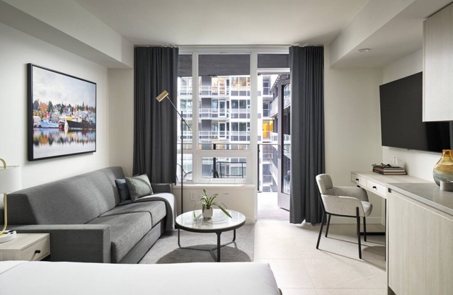 Level Seattle- Studio Suite w/full kitchen, in-room laundry & resort amenities