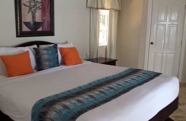 LHVC Chairman's Circle - 7 Bed Villa - LOWEST ALL INCLUSIVE FEE - VIP Gold Bands