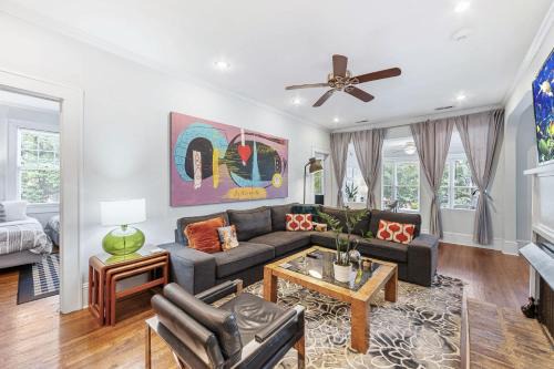 Light Filled 2 Bedroom in Myers Park with a Porch