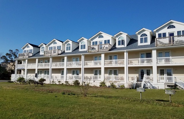 Lighthouse Villas 10: Centrally located condo in Ocracoke