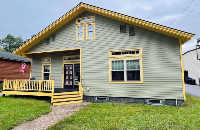 Lil E's Pad #1 -The ultimate Adirondack apartment for two.
