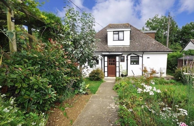 LILLIPUT, pet friendly, with a garden in Shipton Gorge