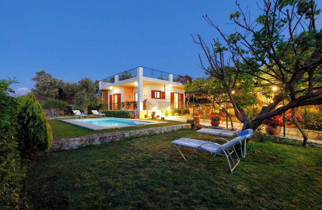 Lily's Cottage, secluded, Sea View Villa with private pool and amazing Garden