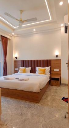 Lime Tree 1BHK Service Apartment Near Fortis Hospital Gurgaon