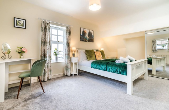 Lime View - Charming Town Centre Apartment - 1 Double, 2 Singles, Parking Space.