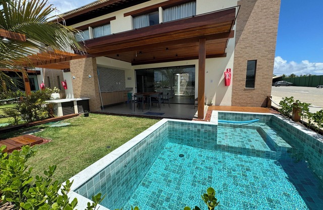 Linda casa 3 suítes/ar. Piscina e hidro privativo cond frente mar