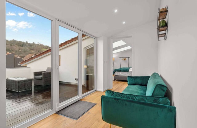 LiT LiVING: Luxus |Box SprIng|Parking|Terrace|3 BR